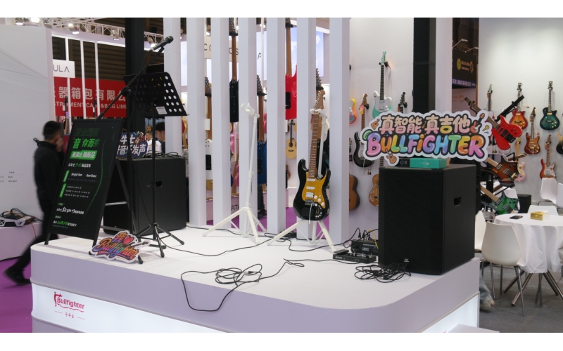 舞台上在使用吉他架