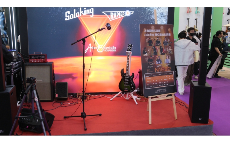 麦克风支架和吉他架在舞台上使用